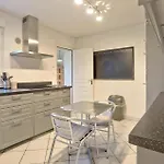 4 Bedroom Lovely In Prázdninový dům Quettehou